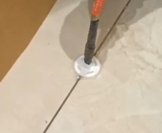 米易瓷砖空鼓维修公司专业解答瓷砖在铺贴过程中，如果没有涂抹均匀到位的粘结材料（如水泥砂浆或瓷砖胶），可能会导致以下问题